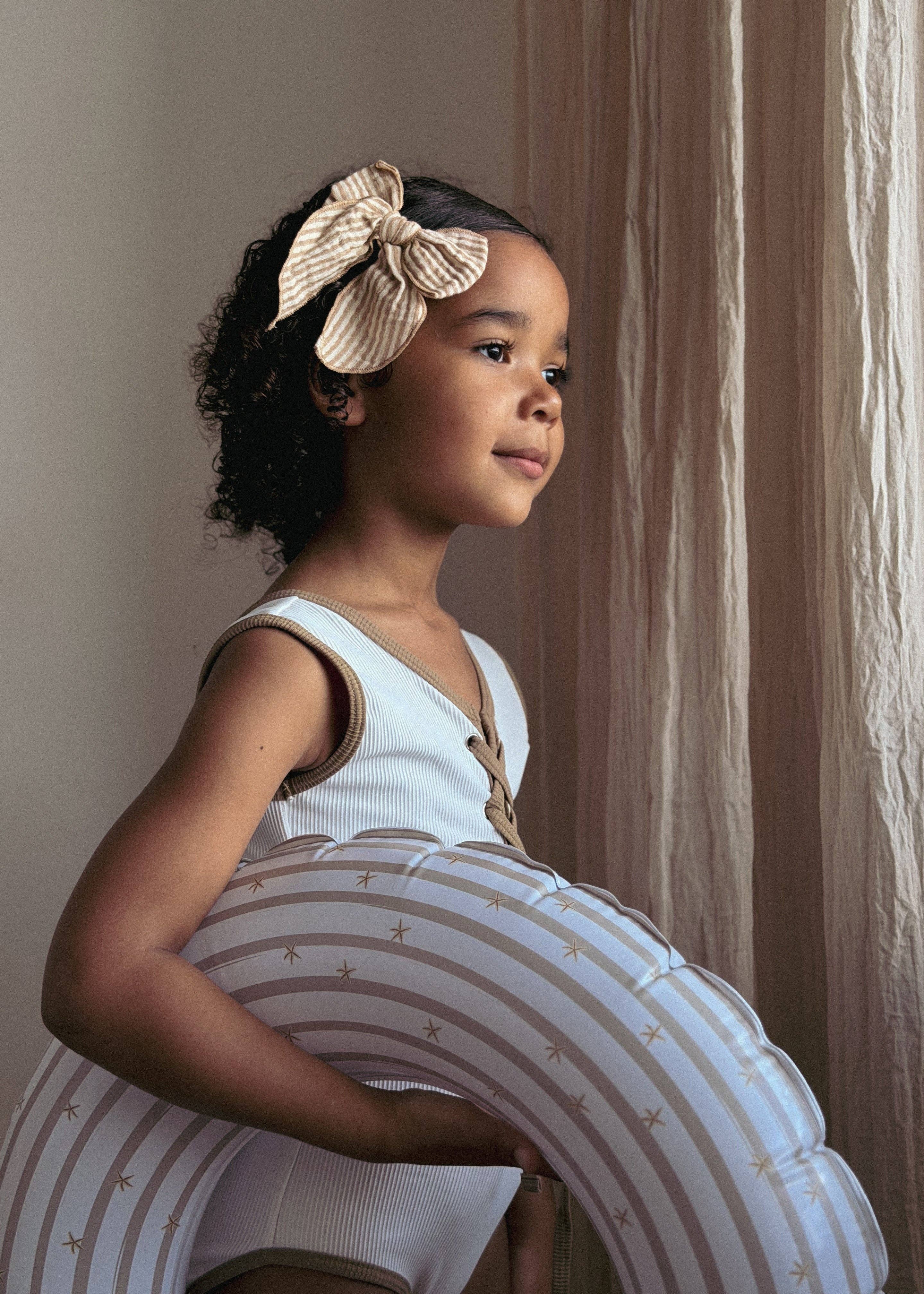 Mrs.Ertha - Nouvelle barrette Fable Bow - Lignes caramel