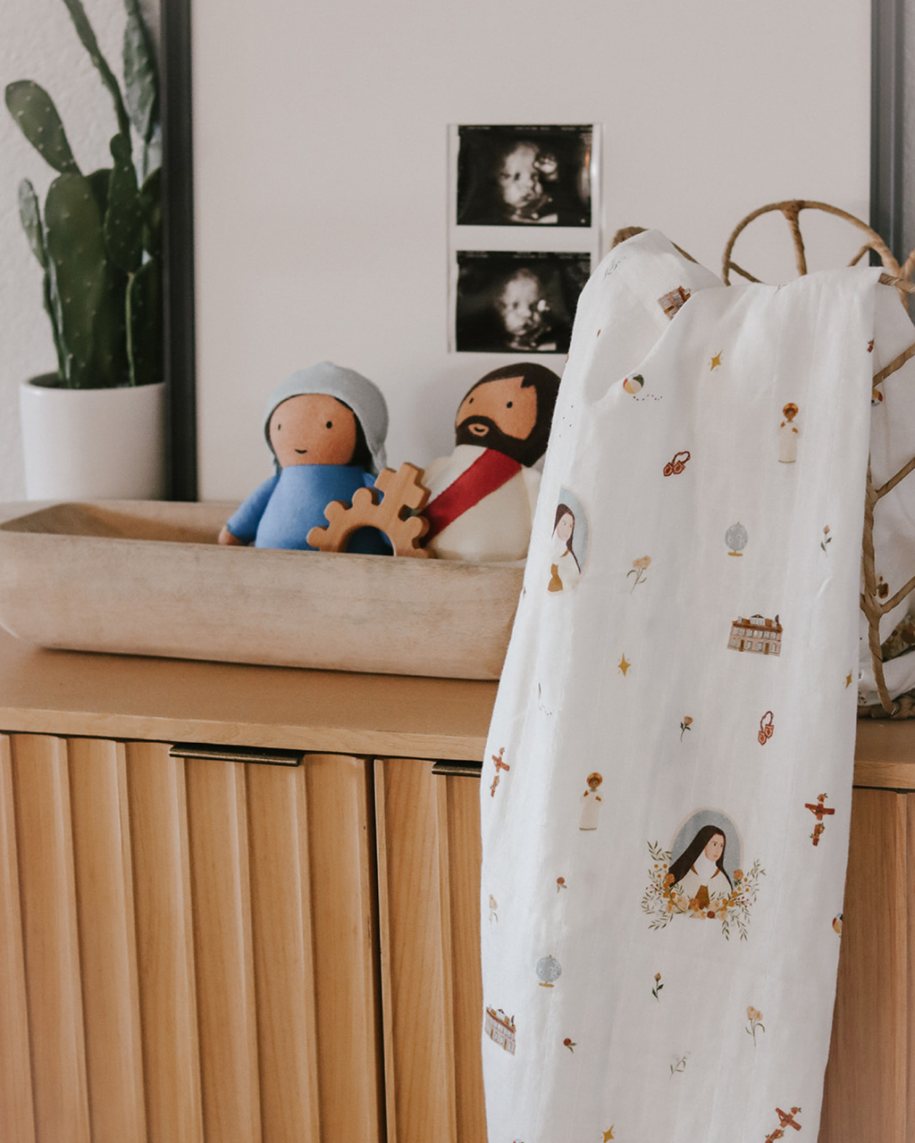 Be A Heart - Couverture emmaillotage en mousseline Sainte Thérèse de Lisieux pour bébé