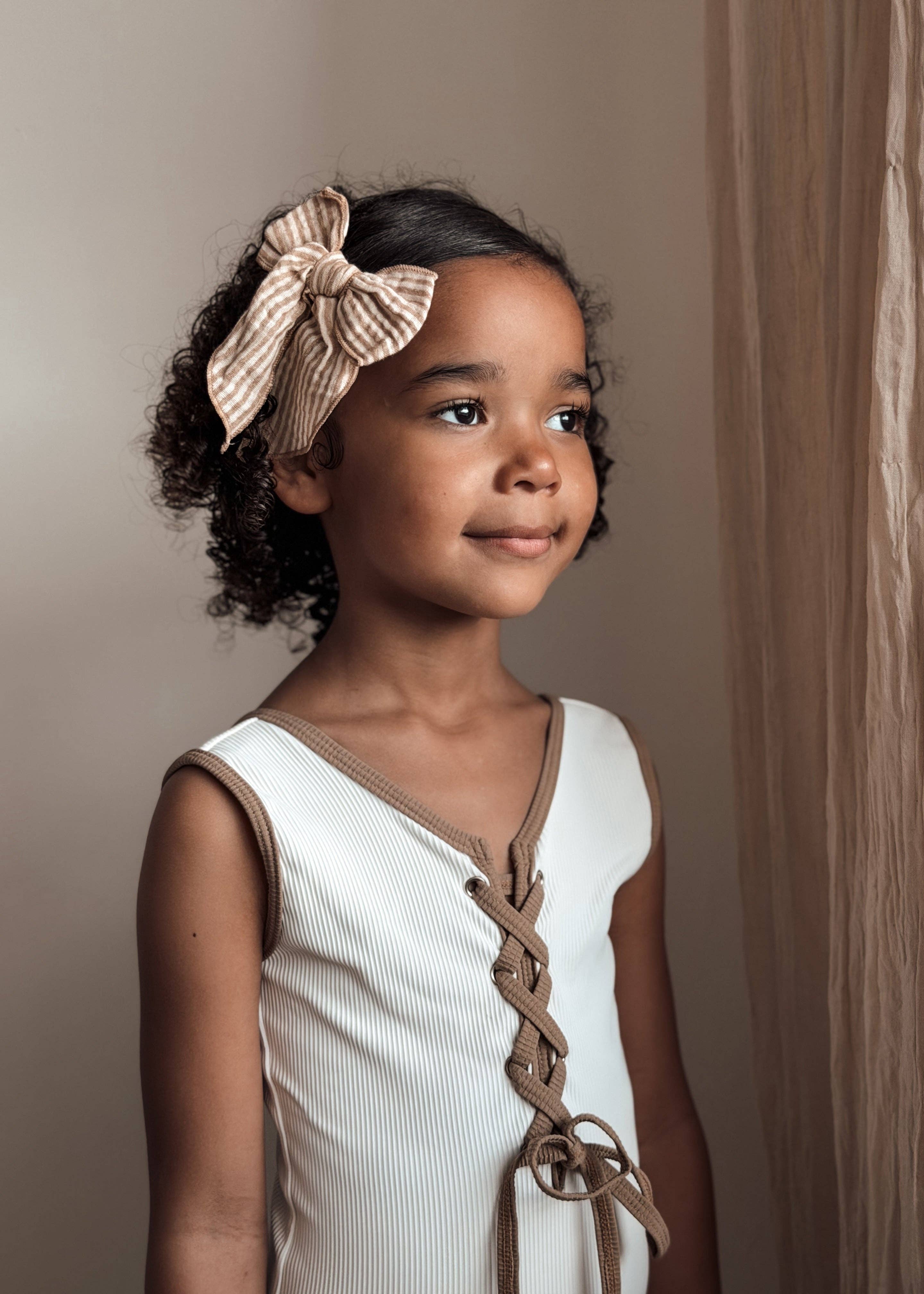 Mrs.Ertha - Nouvelle barrette Fable Bow - Lignes caramel