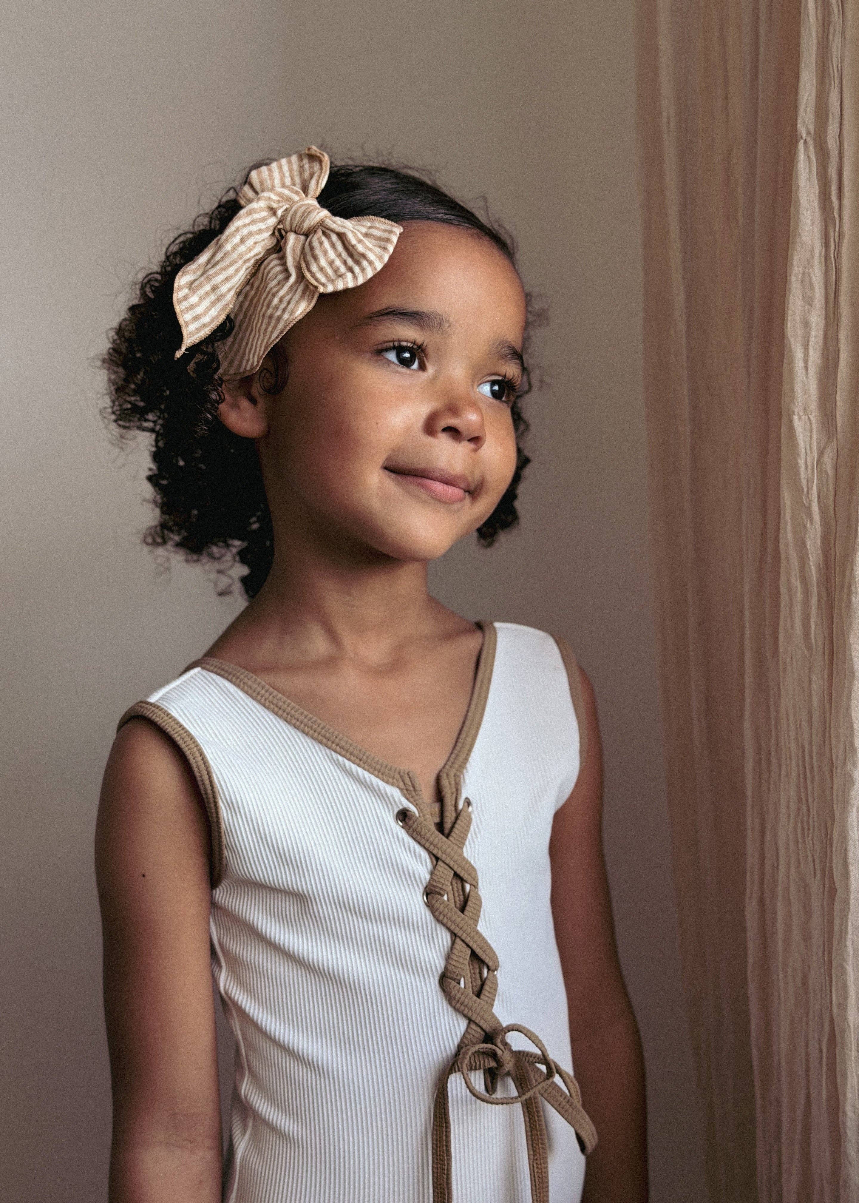 Mrs.Ertha - Nouvelle barrette Fable Bow - Lignes caramel