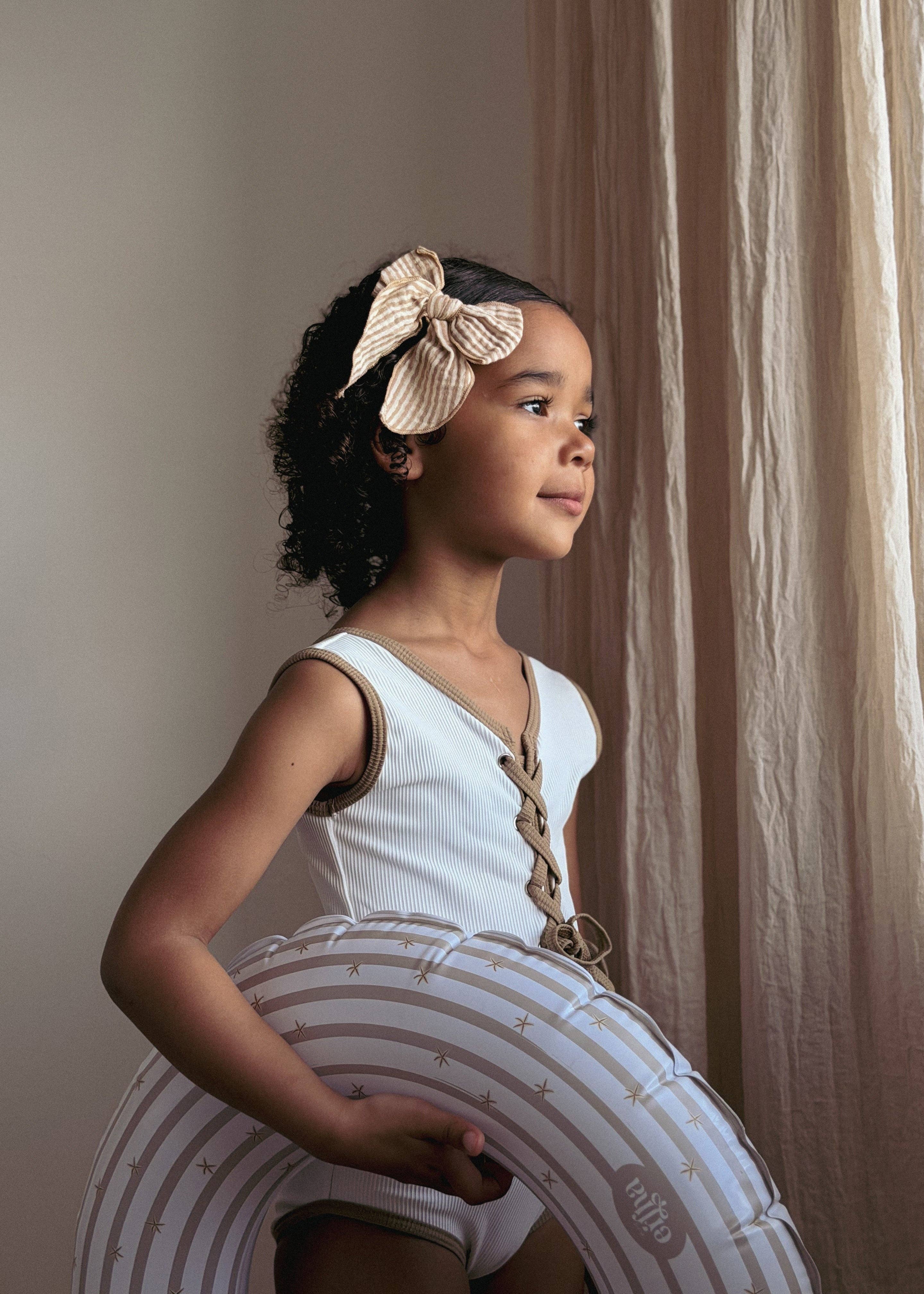 Mrs.Ertha - Nouvelle barrette Fable Bow - Lignes caramel