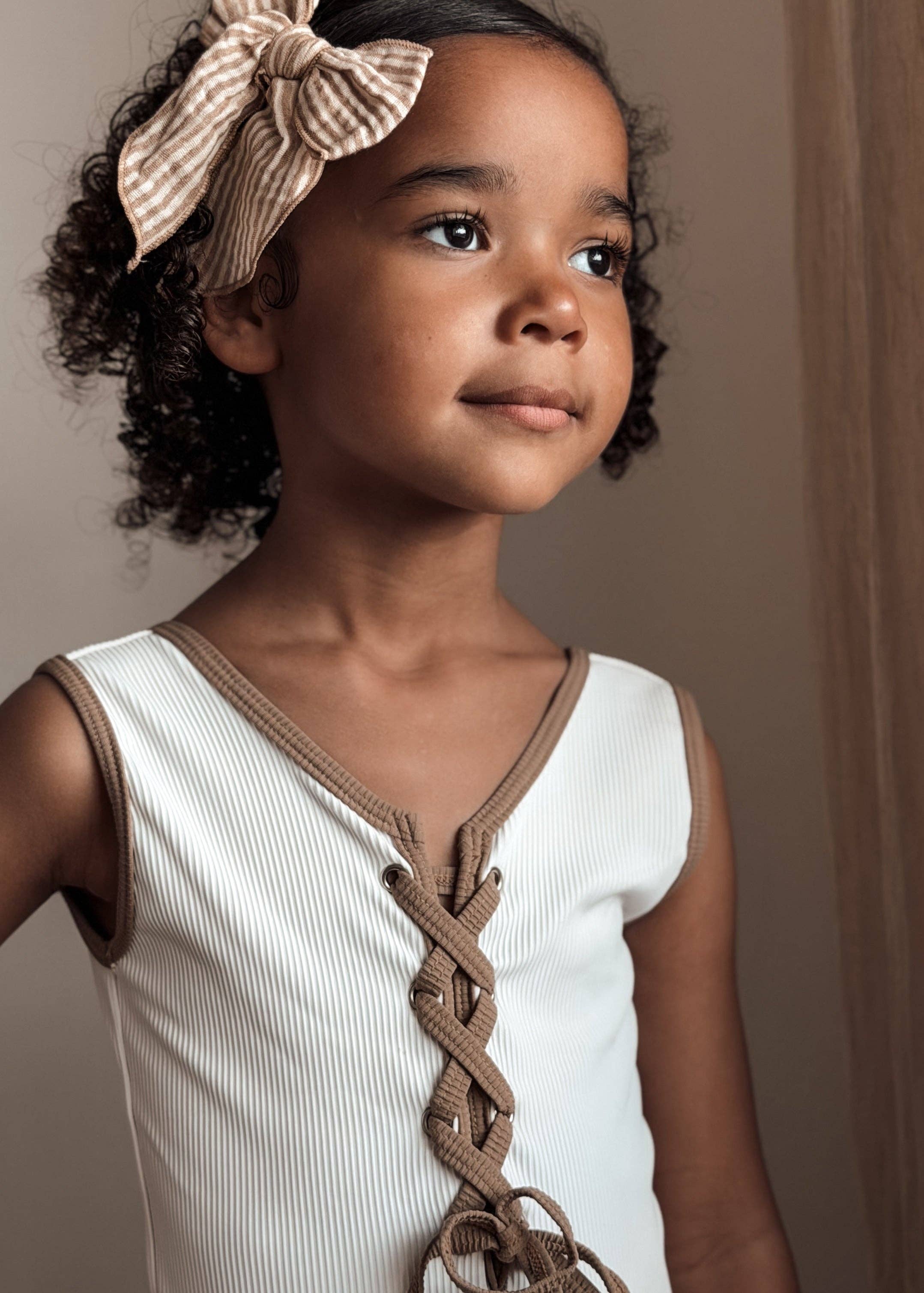 Mrs.Ertha - Nouvelle barrette Fable Bow - Lignes caramel